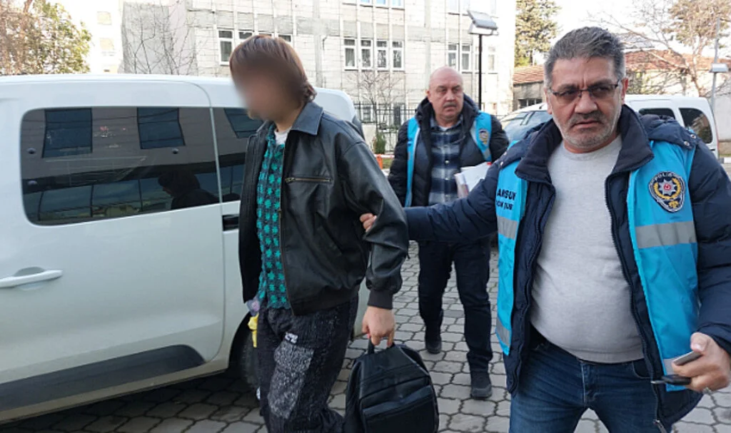 Samsun'da mağazalardan giyim eşyası çalan 2 kişi yakalandı