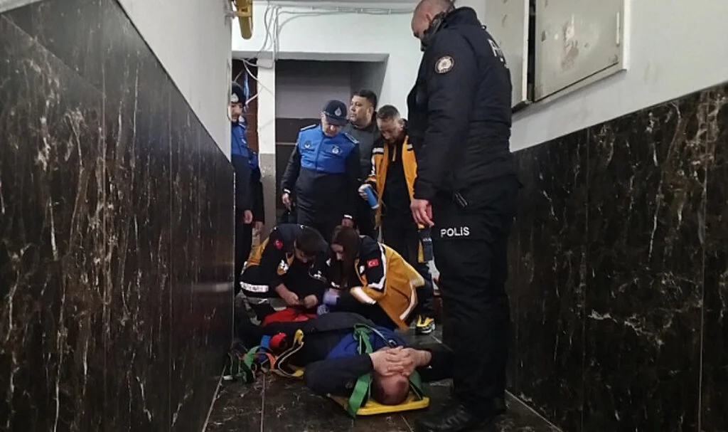 Samsun'da merdivenden düşen zabıta memuru yaralandı