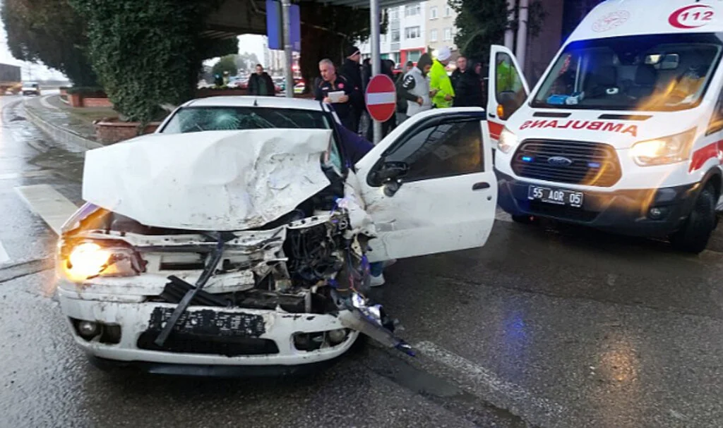 Samsun'da otomobil ile kamyonet çarpıştı: 4 yaralı