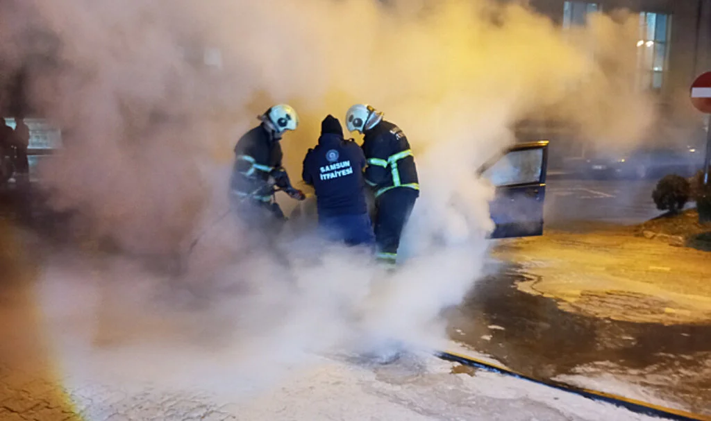 Samsun'da Seyir Halindeki Otomobil Alev Aldı!