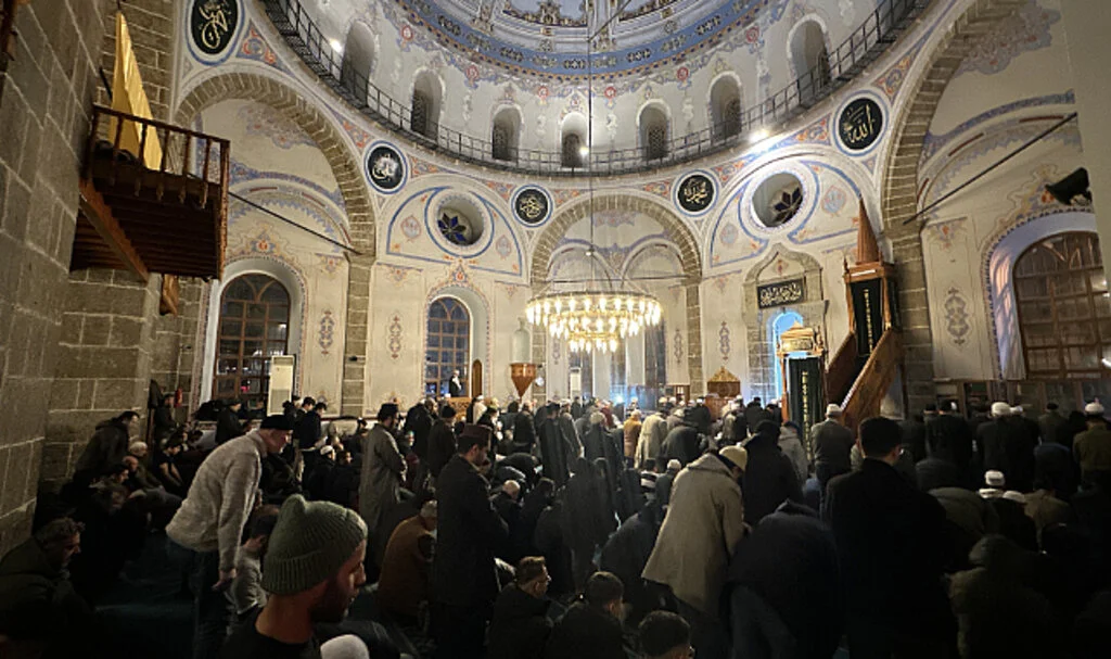 Samsun’da Tarihi Camilerde İlk Teravih Namazı Kılındı