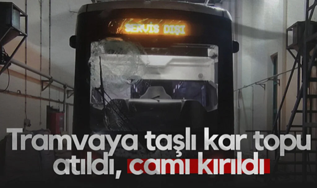 Samsun’da Tramvaya Taşlı Kar Topu Atıldı, Camı Kırıldı