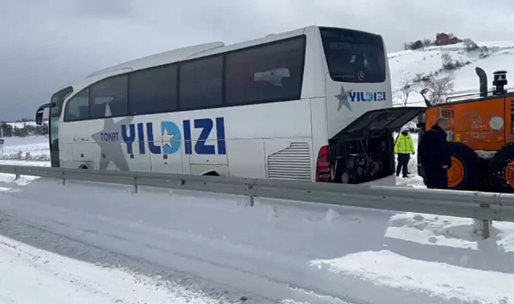 Samsun’da Yolcu Otobüsü Buzlanma Nedeniyle Kara Saplandı
