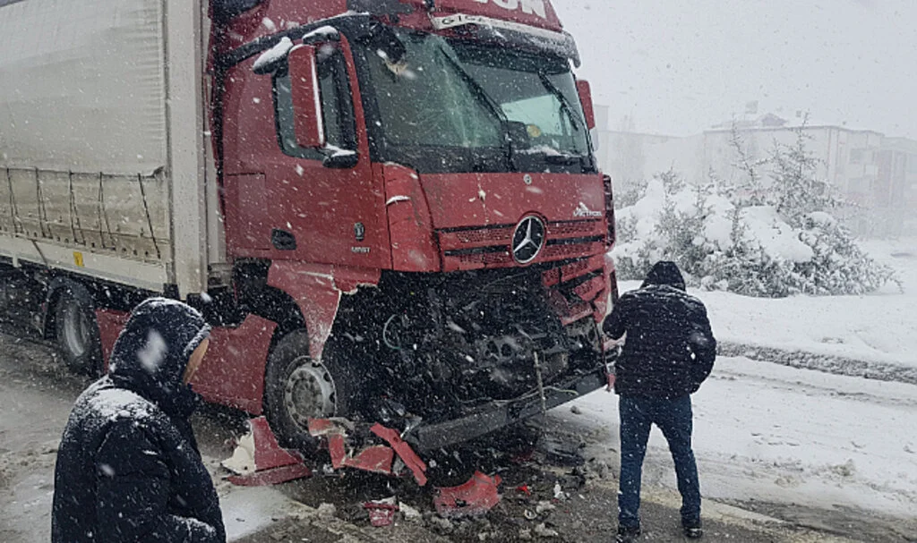 Samsun’da Zincirleme Kaza: 4 Tır ve 1 Minibüs Çarpıştı