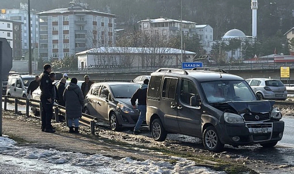 Samsun'da Zincirleme Trafik Kazasında 2 Yaralı