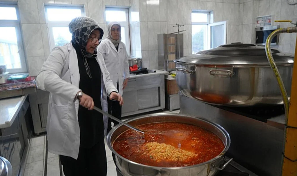 Samsun’daki Lisede Öğrencilere Ücretsiz Yemek İmkanı