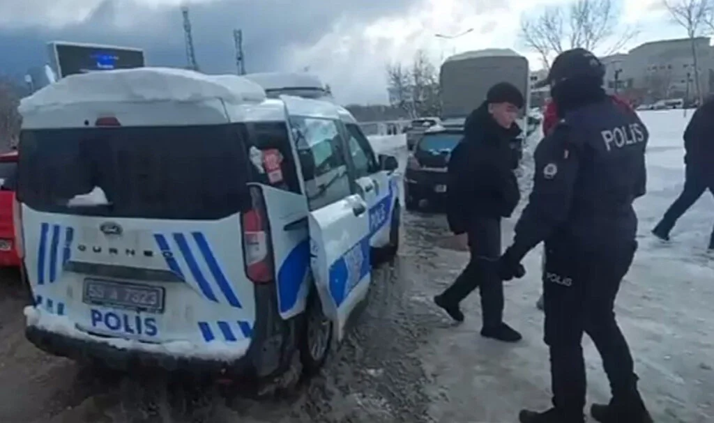 Samsun Emniyeti, Öğrencilere Karlı Yolda Ulaşım Desteği Sağladı