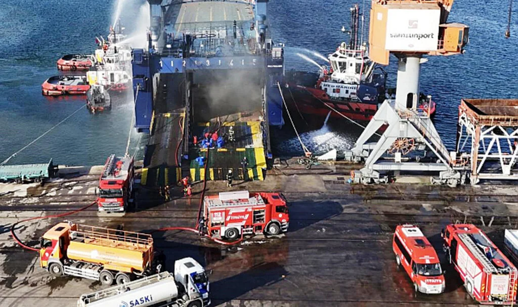 Samsun Limanı’ndaki Yanan Gemi İçin Çıkış İzni Bekleniyor