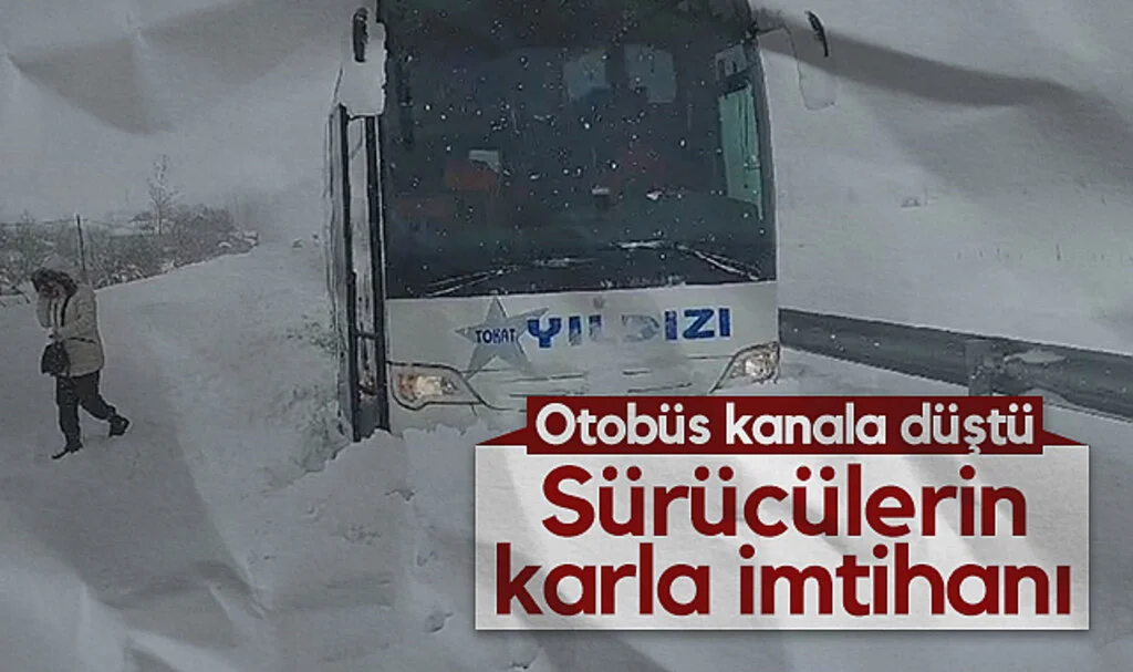 Samsun-Sinop Karayolunda Otobüs Kanala Düştü, Sürücüler Zor Anlar Yaşadı