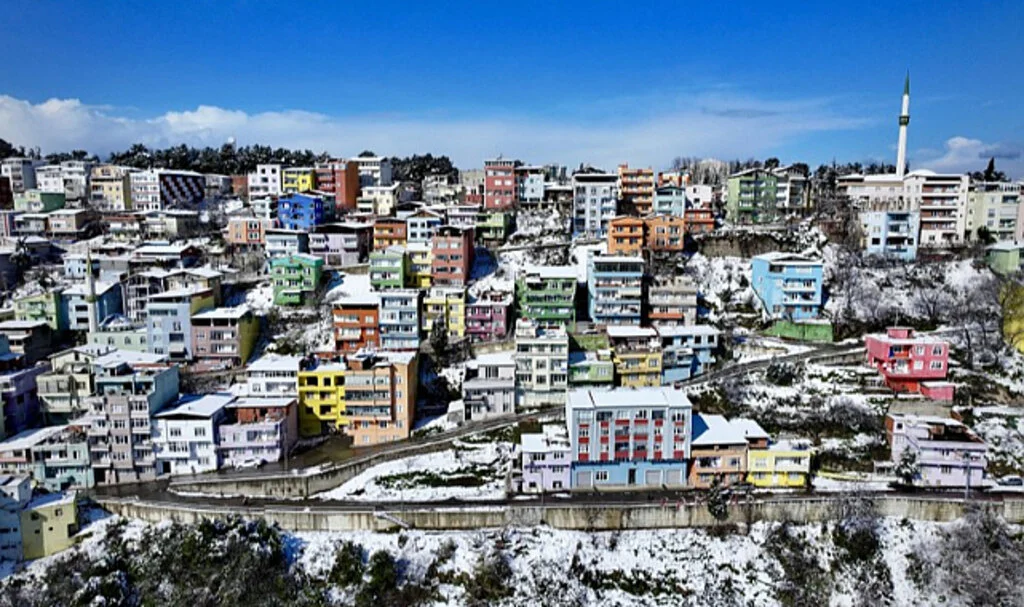 Samsun'un "renkli evleri" karla kaplandı