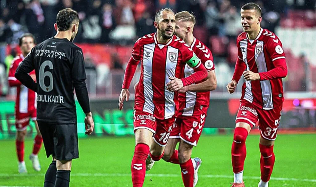 Samsunspor, 3 futbolcuyla sözleşme uzattı