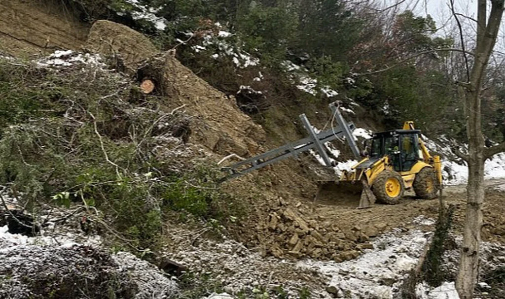 Sinop’ta Toprak Kayması! Kapanan Yol Tekrar Açıldı