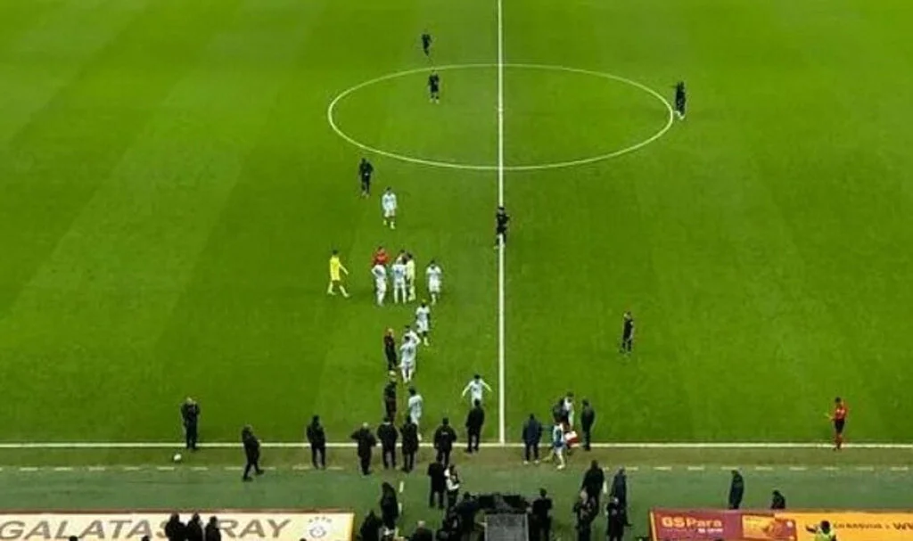 Süper Lig’de Şok! Adana Demirspor Galatasaray Maçında Karşılaşmayı Terk Etti