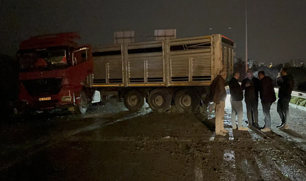 Tır Kaza Yaptı, Samsun-Ordu Yolu Trafiğe Kapandı!