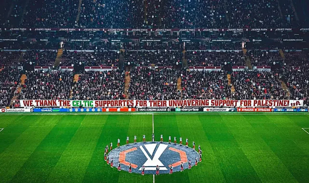 Tüm dünya Galatasaray taraftarının maçtaki hamlesini konuşuyor!