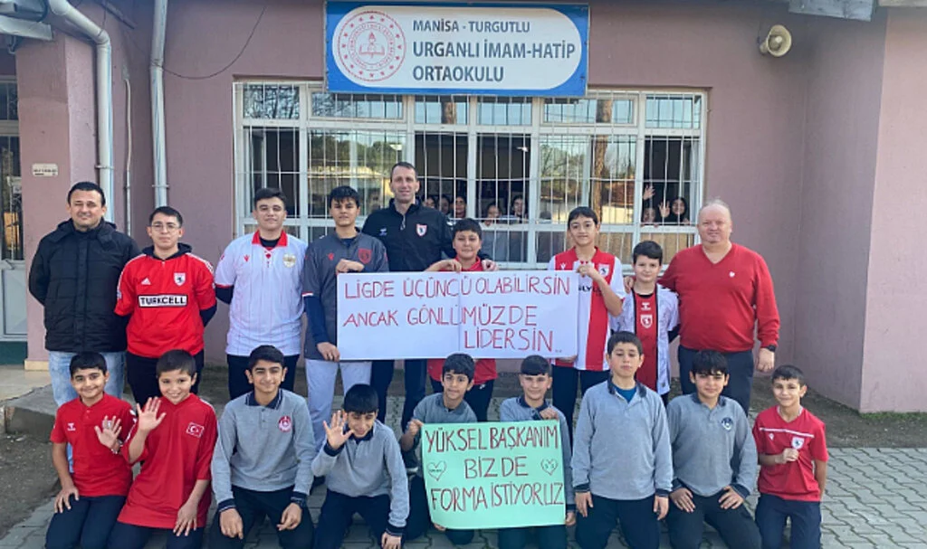Turgutlu’da Samsunspor Sevgisi: Çocuklar Formalarına Kavuştu