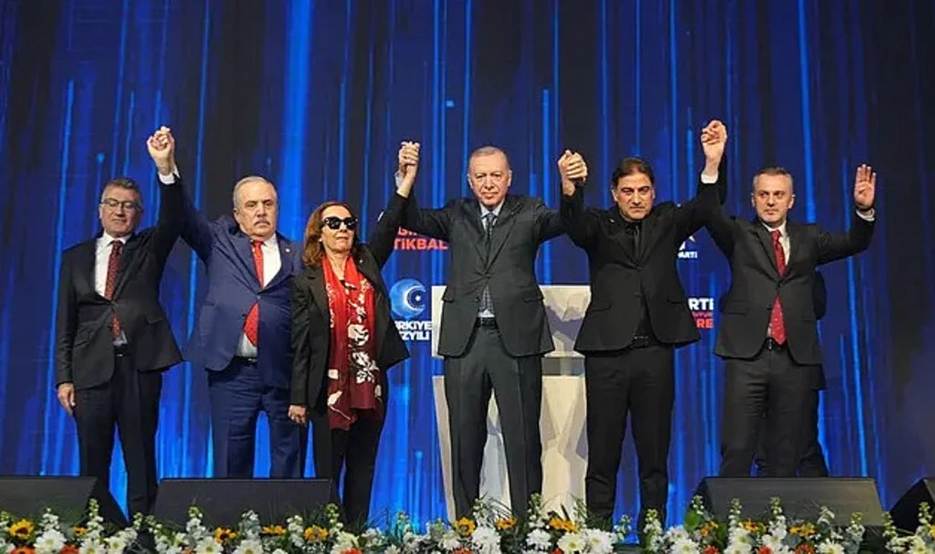 Üç Milletvekili AK Parti'ye Katıldı! Rozetleri Erdoğan Taktı