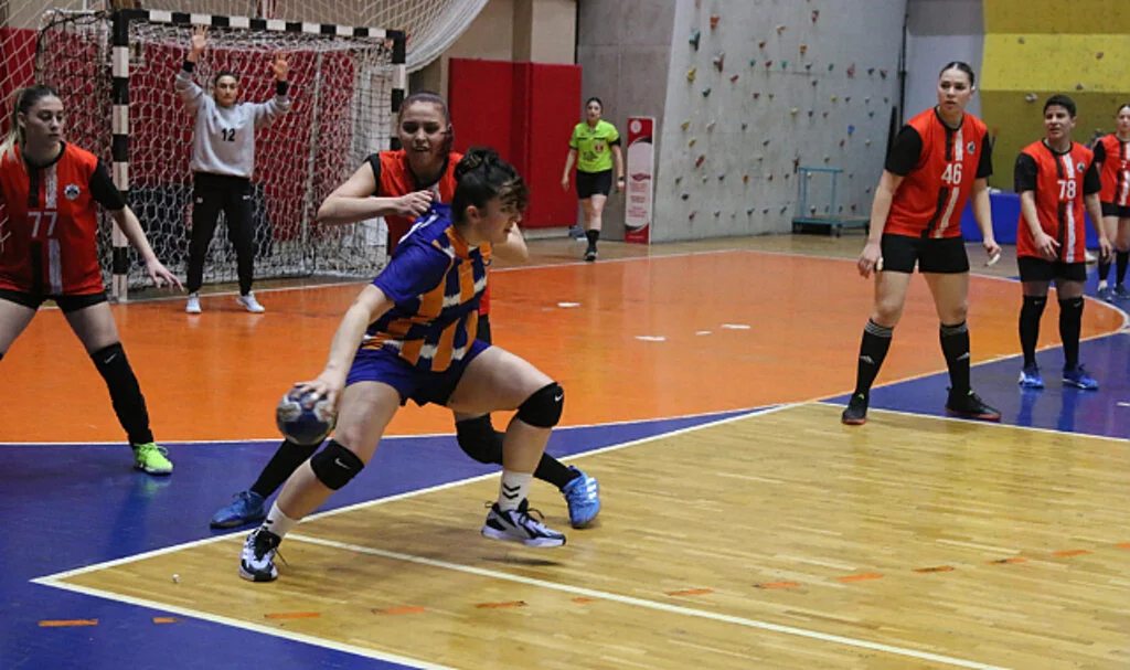 Atakum Belediyespor Lideri Devirdi, Play-Off’a Kaldı