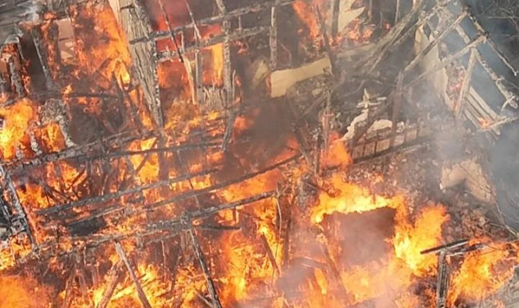 Ayancık’ta Korkutan Yangın! Ahşap Ev Alevlere Teslim Oldu