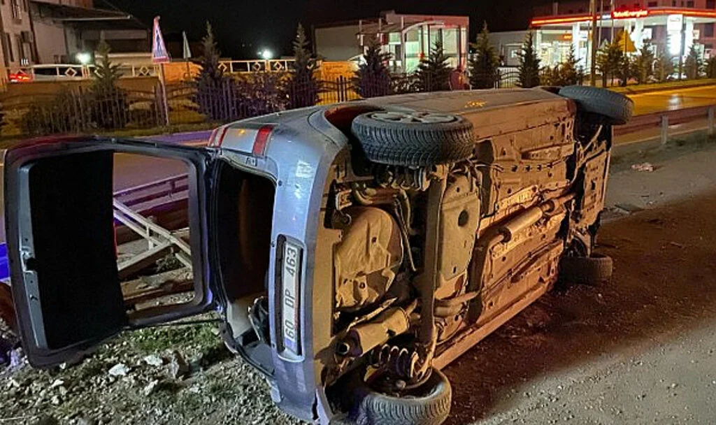 Bafra’da Kontrolden Çıkan Otomobil Devrildi: 2 Yaralı