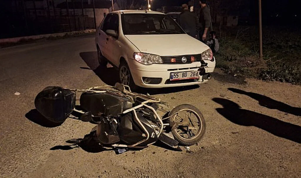 Bafra’da Otomobille Çarpışan Elektrikli Bisikletteki İki Kişi Yaralandı