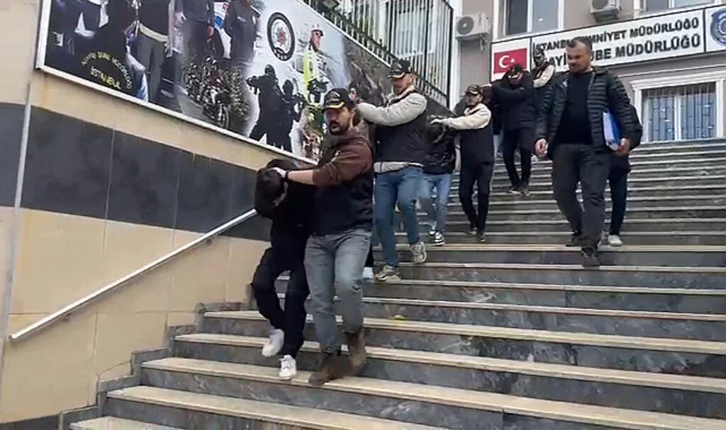 Banka Görevlisi Gibi Aradılar, 6 Milyon Lira Çaldılar