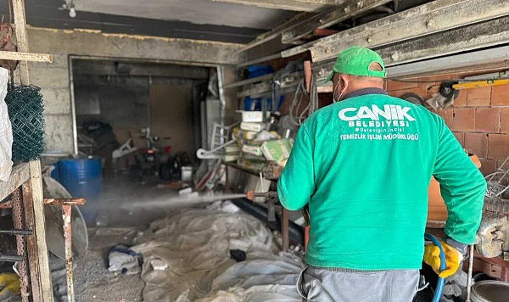 Canik'ten kahverengi kokarcaya karşı dip köşe ilaçlama