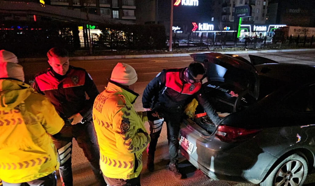 Çorum'da Polis Takibi! Dur İhtarına Uymayan 2 Kişi Yakalandı