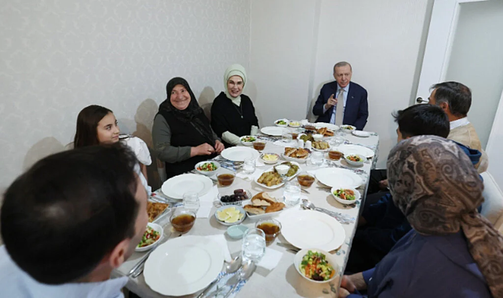 Cumhurbaşkanı Erdoğan ve Emine Erdoğan, Bir Ailenin İftar Sofrasına Konuk Oldu