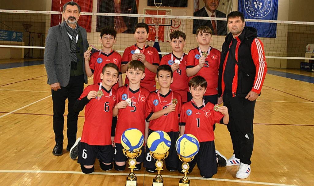 Cumhuriyet Ortaokulu’ndan Voleybolda Çifte Zafer