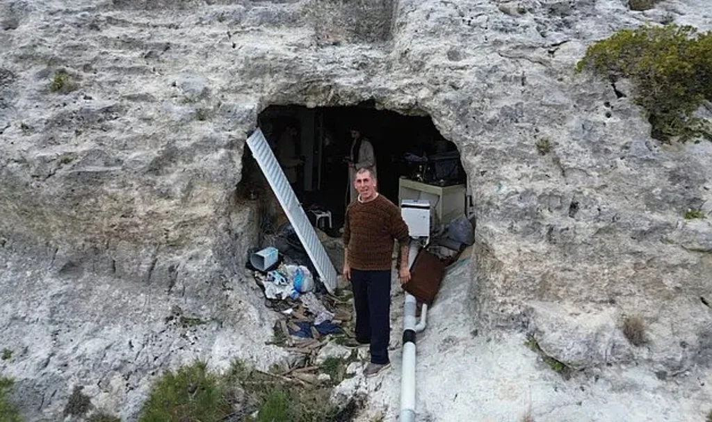 Depremden Sonra Mağaraya Yerleşmişti, Konteyner Verildi Ama Mutlu Olmadı!