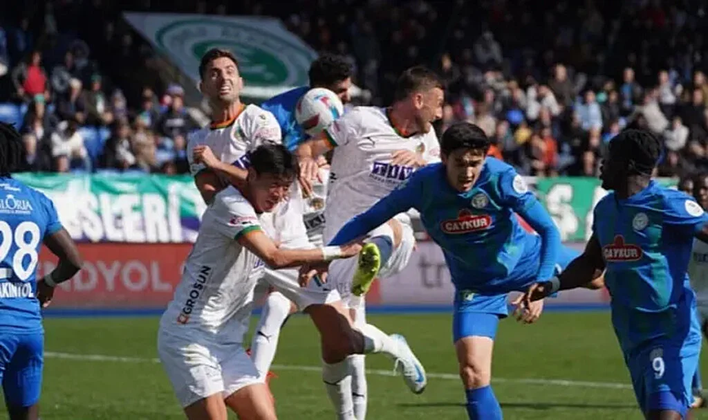 Dört gollü maçta kazanan Rizespor
