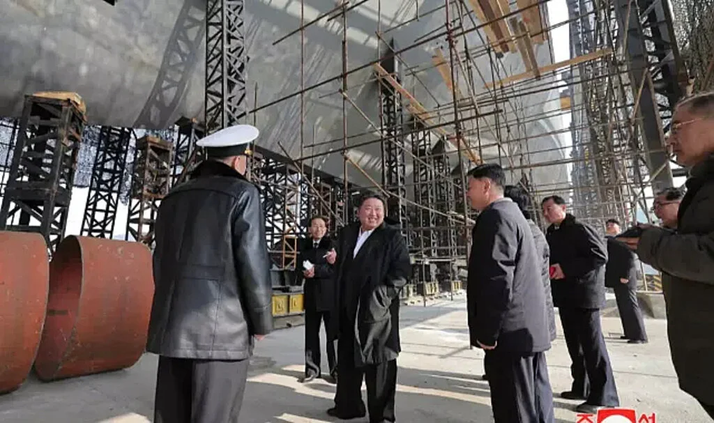 Dünyayı tedirgin etti: Kim Jong-un Yeni Nükleer Enerjili Denizaltısını İnceledi