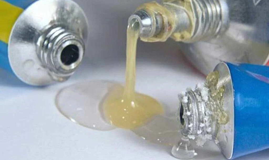 Elden Yapıştırıcı Lekesi Nasıl Çıkar? İşte Pratik Çözümler!