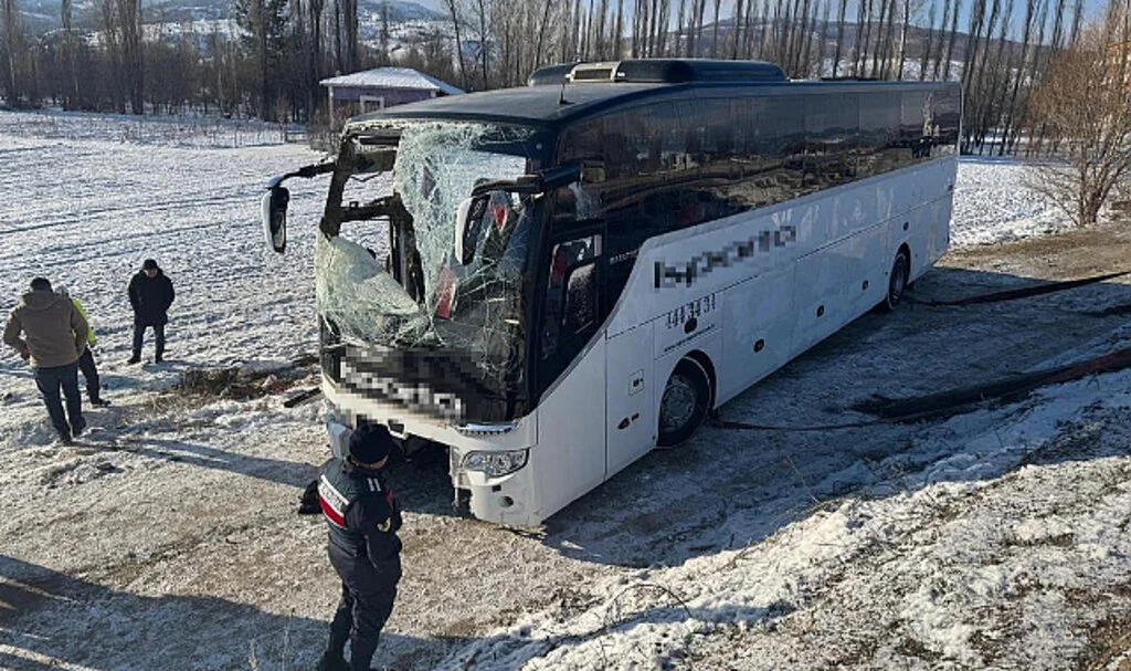 Feci Kaza! Yolcu Otobüsü Şarampole Devrildi: 1 Ölü, 25 Yaralı