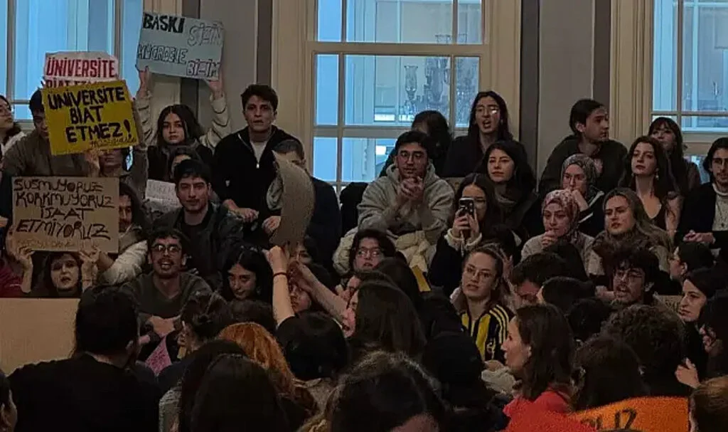 Galatasaray Üniversitesi'nde Diploma Krizi: Öğrencilerden Destek Eylemi