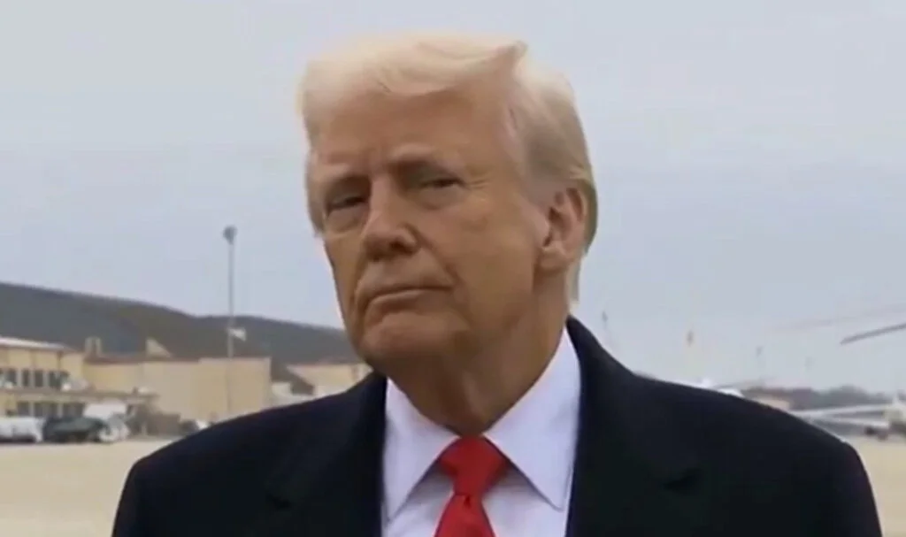Gazeteci Trump’ın Yüzüne Mikrofonu Çarptı! İlginç Anlar
