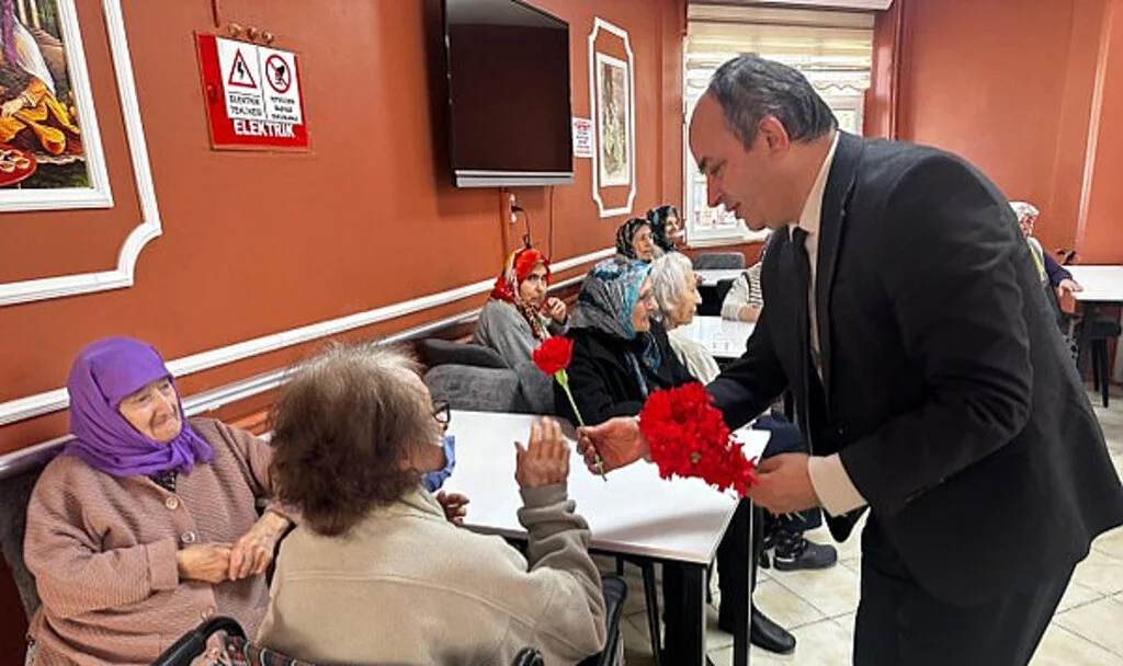 Gençlik Merkezi Gönüllüleri, Huzurevi Sakinlerinin Kadınlar Günü’nü Kutladı