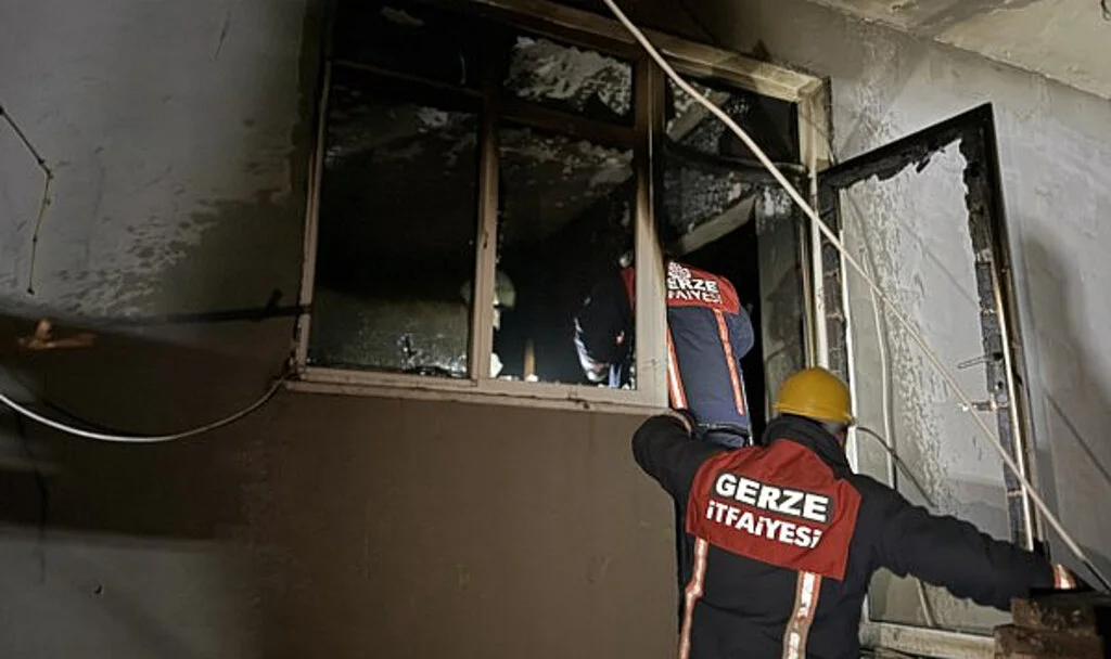 Gerze’de Yangın Felaketi: Aile Kurtarıldı, Ev Küle Döndü