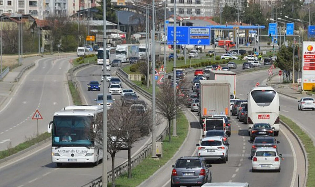 Havza'da Trafik Yoğunluğu: 50 Bin Araç Geçişi Bekleniyor