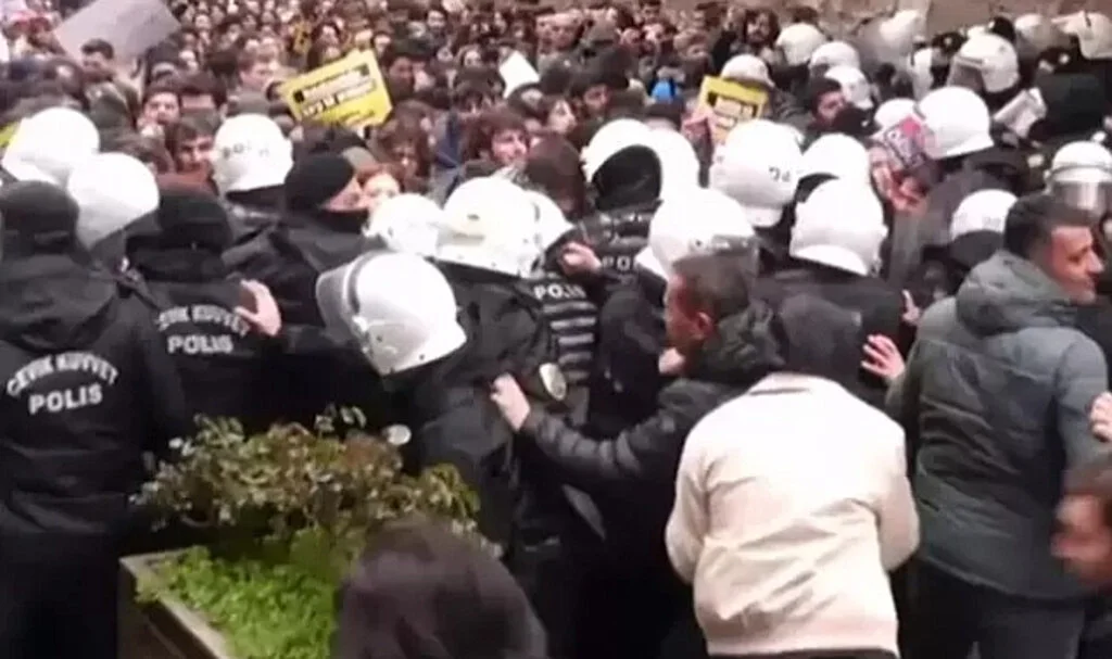 İstanbul Üniversitesi'nde İmamoğlu Protestosu! Polisle Arbede Yaşandı