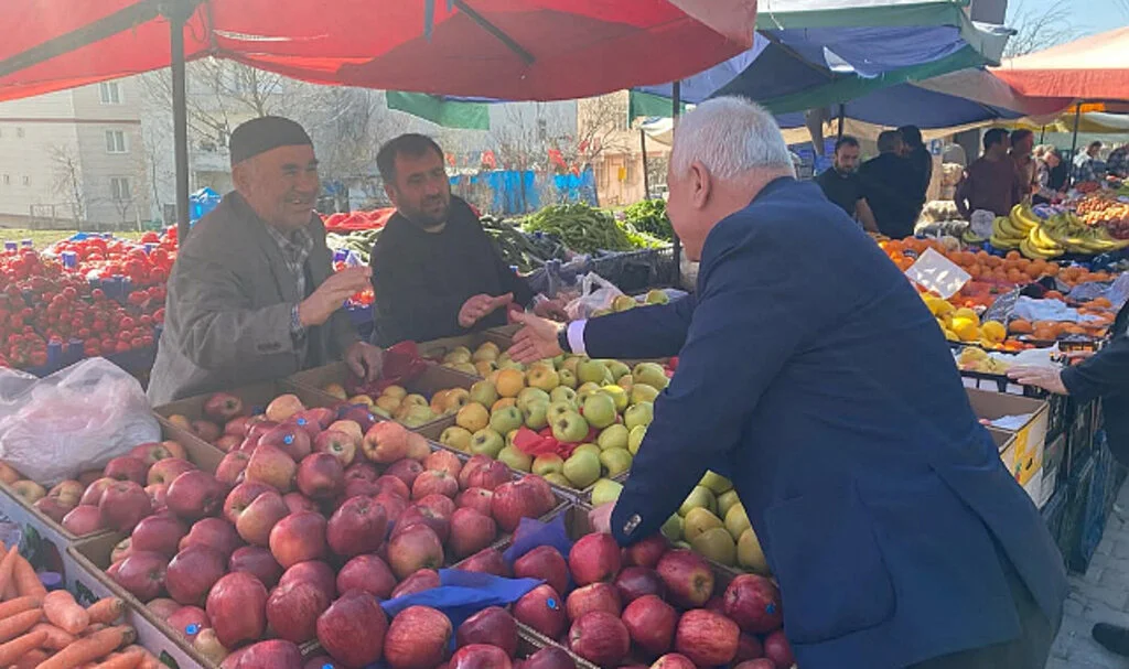 Kavak Belediye Başkanı Şerif Ün’den Halk Pazarında Samimi Sohbet