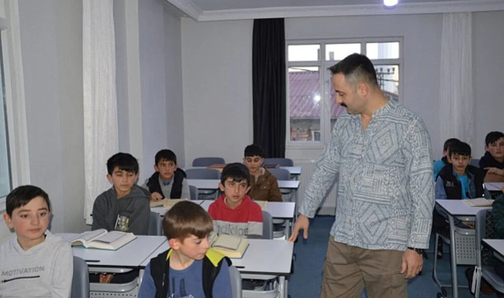 Kaymakam Ayvat ve Başkan İkiz, Kur'an Kursu Öğrencilerini Ziyaret Etti
