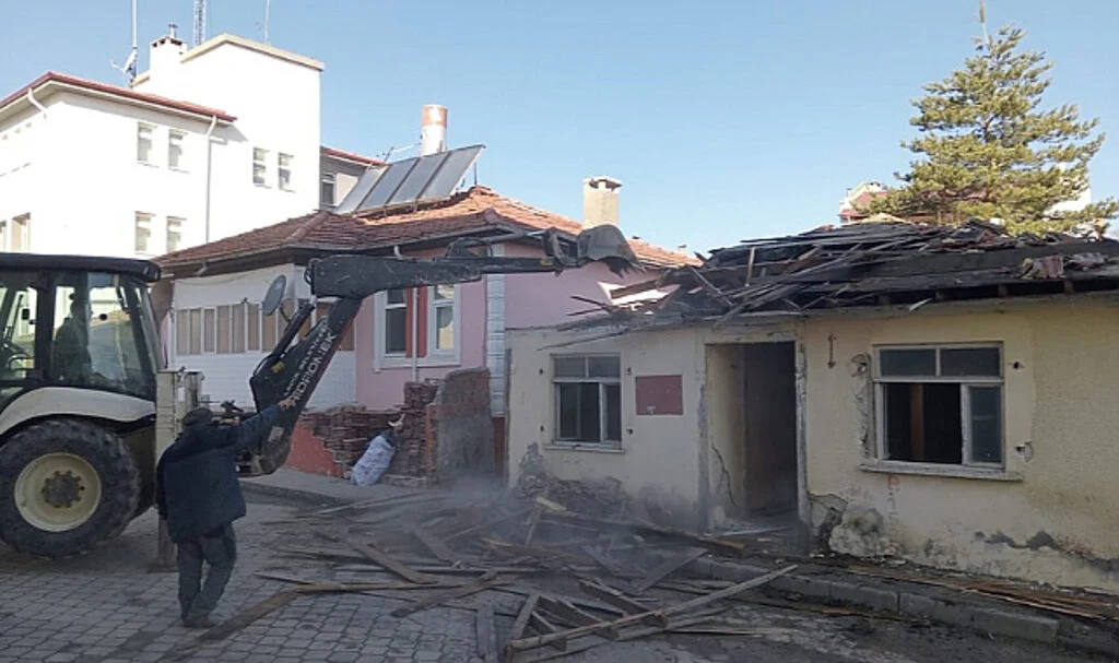 Ladik'te Metruk Binalar Yıkılıyor