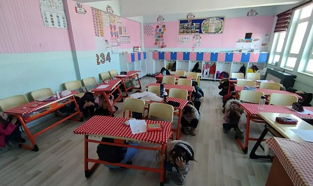 Ladik'te öğrencilere yönelik deprem tatbikatı düzenlendi