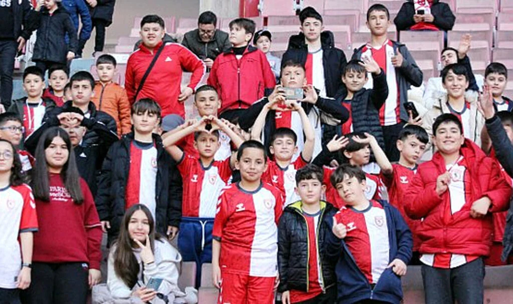 Öğrenciler ve Aileleri Samsunspor Tribünlerine Renk Kattı
