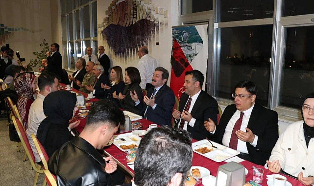 OMÜ’de 4 Bin 500 Öğrenci ve Protokol İftarda Buluştu