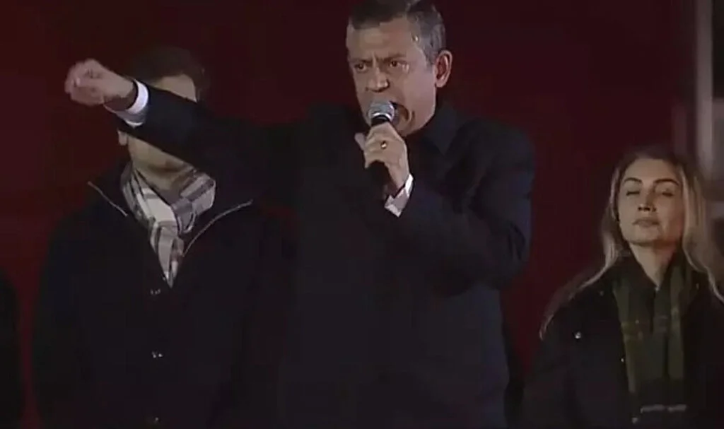 Özgür Özel’den Vali’ye Sert Uyarı: “Gençlere Müdahale Olursa Bedeli Olur”