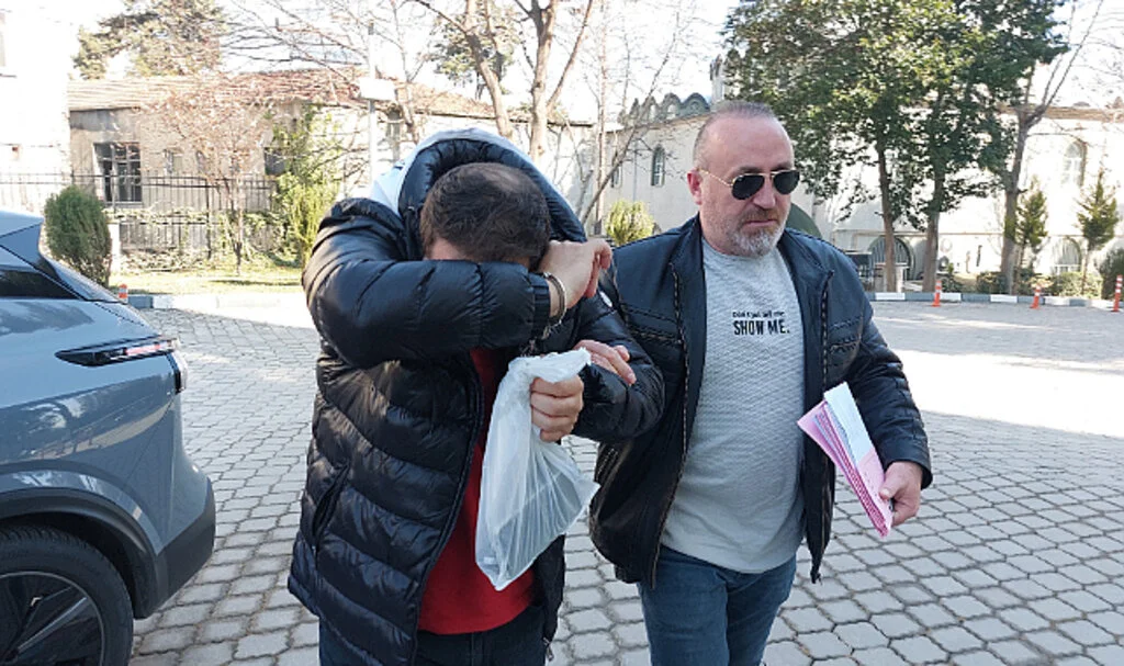 Sahte Altın Setiyle Yakalanan Dolandırıcı Adliyeye Sevk Edildi