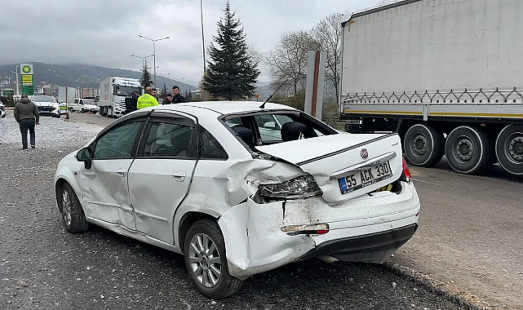 Samsun'da 2 otomobil çarpıştı: 2 yaralı